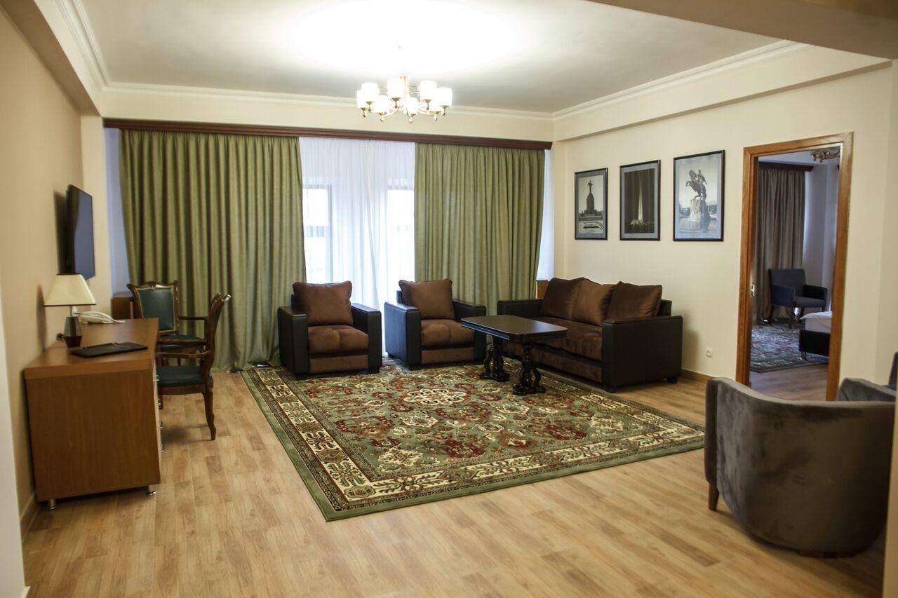 Hotel Plaza Viktoria Gümrü Dış mekan fotoğraf