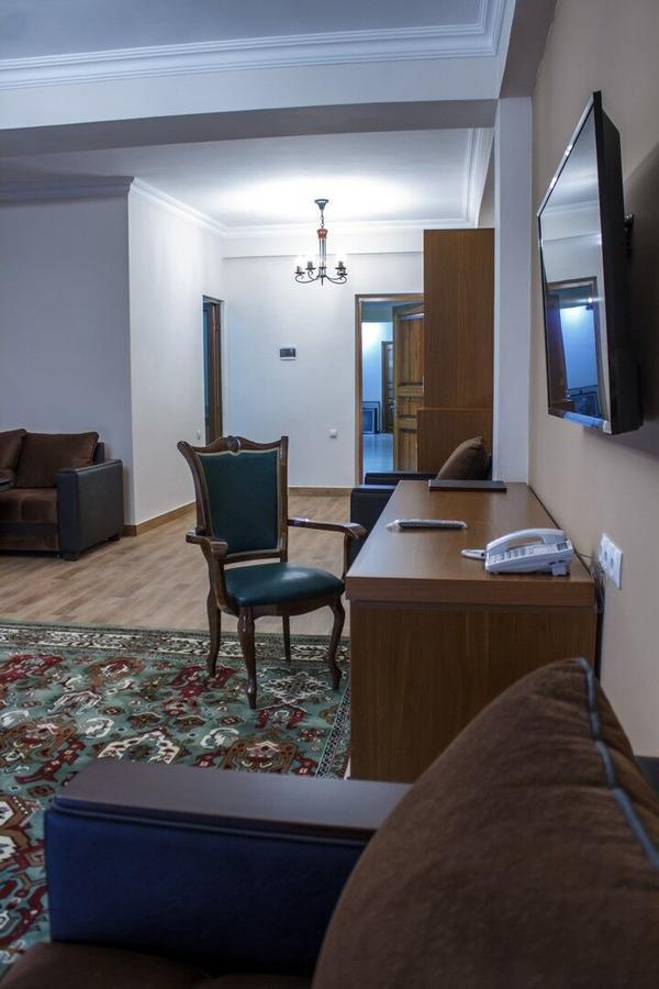 Hotel Plaza Viktoria Gümrü Dış mekan fotoğraf