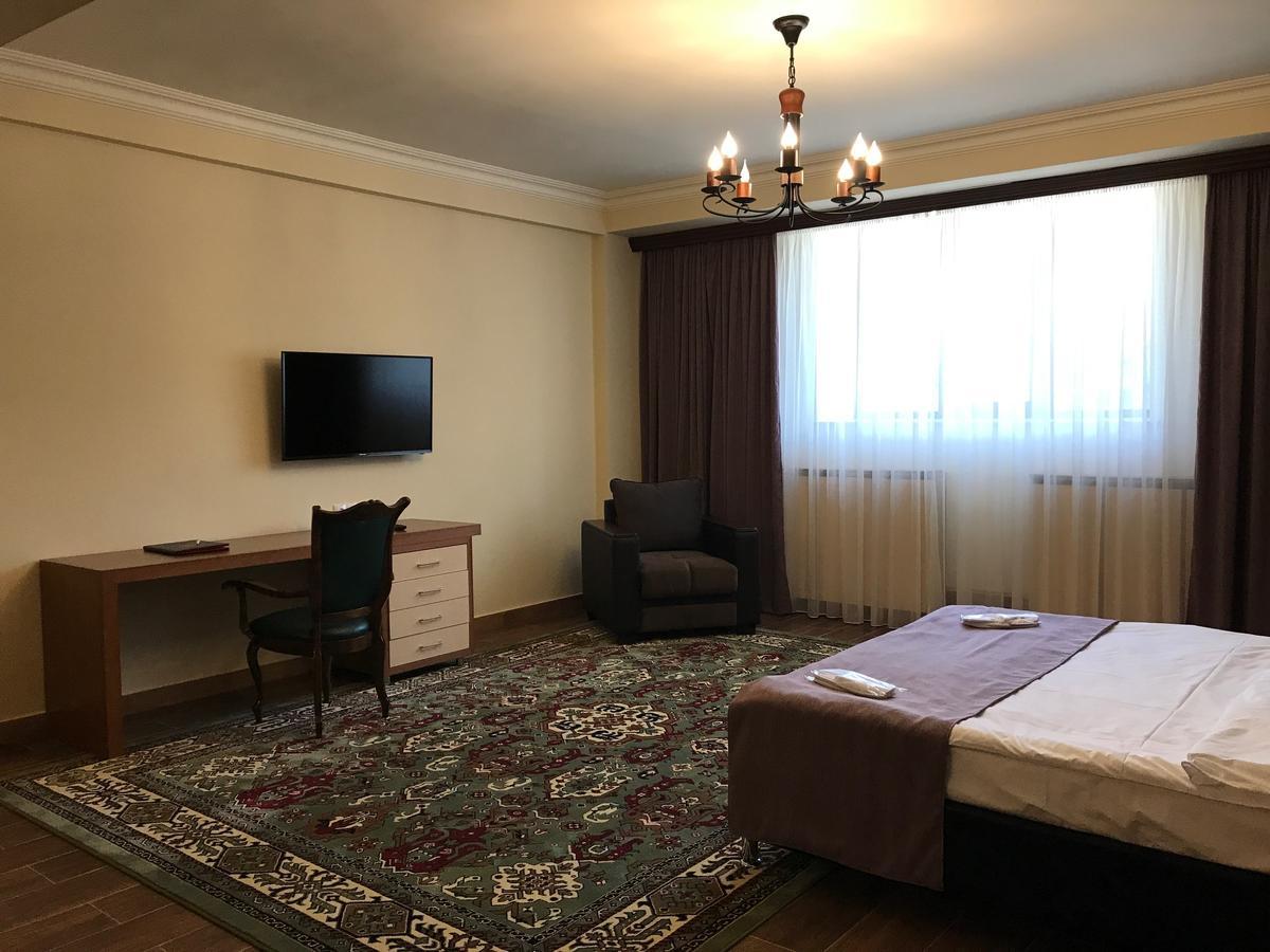 Hotel Plaza Viktoria Gümrü Dış mekan fotoğraf