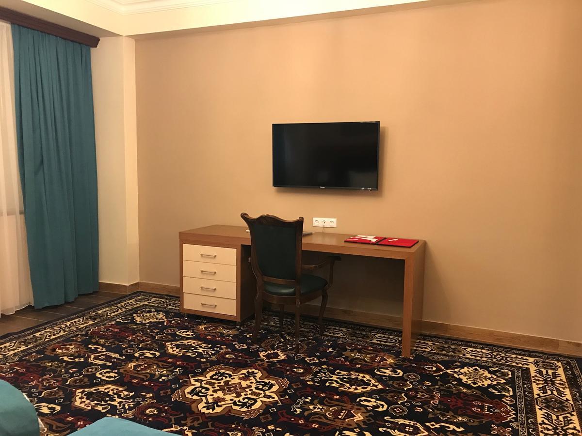 Hotel Plaza Viktoria Gümrü Dış mekan fotoğraf
