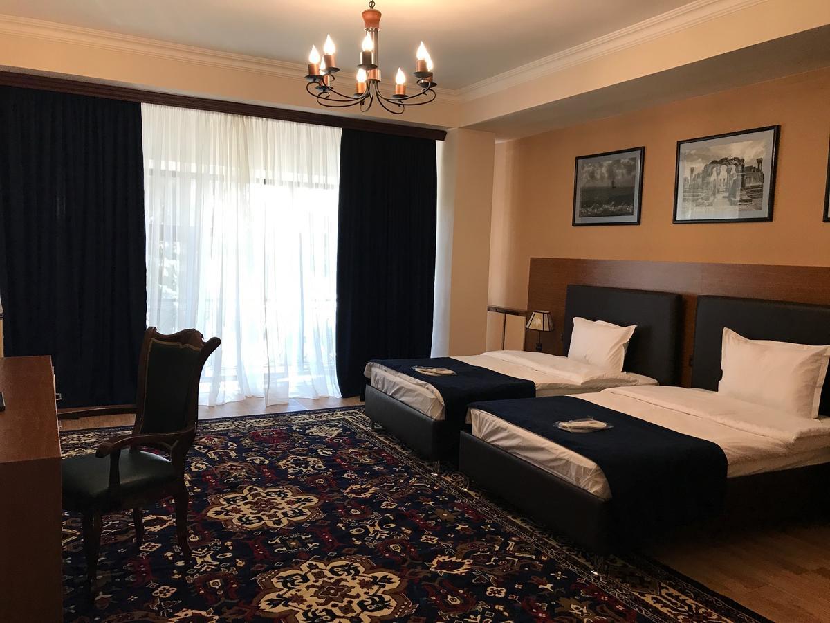 Hotel Plaza Viktoria Gümrü Dış mekan fotoğraf