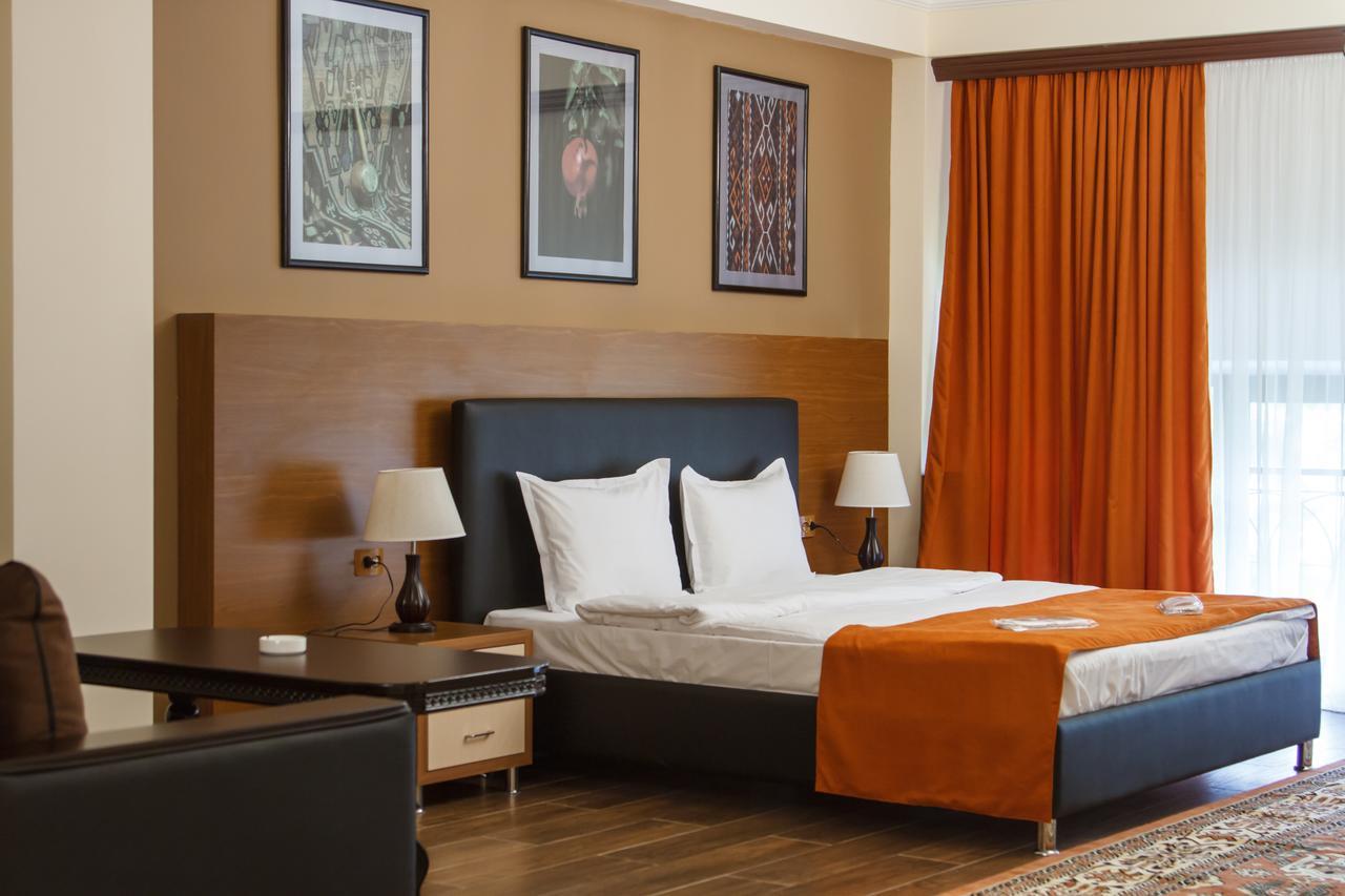 Hotel Plaza Viktoria Gümrü Dış mekan fotoğraf