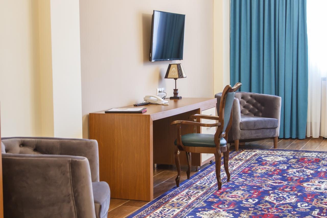 Hotel Plaza Viktoria Gümrü Dış mekan fotoğraf