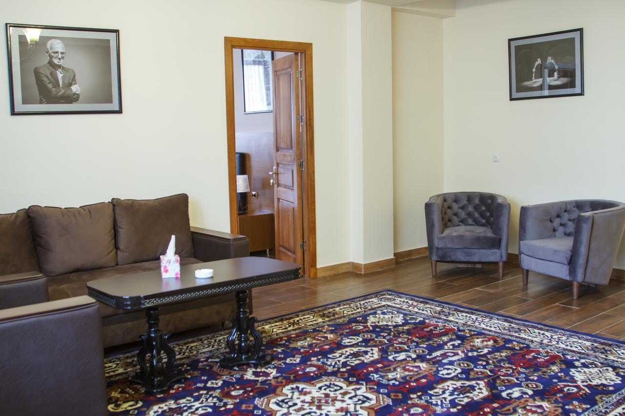 Hotel Plaza Viktoria Gümrü Dış mekan fotoğraf