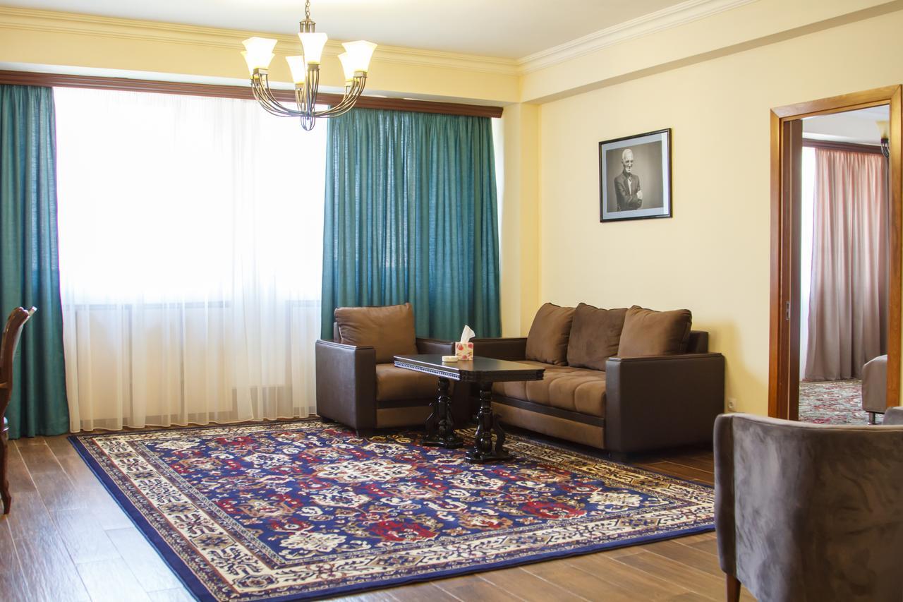 Hotel Plaza Viktoria Gümrü Dış mekan fotoğraf